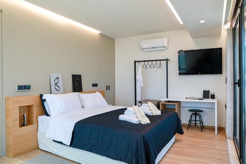 Bed, TV and multimedia, Bedroom