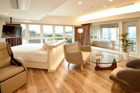 Bed, TV and multimedia, Living room, Bedroom