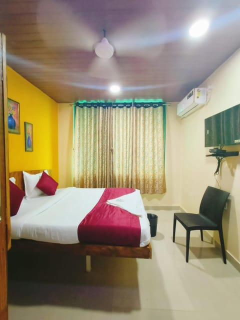 TV and multimedia, Photo of the whole room, Bedroom, fireplace, air conditioner