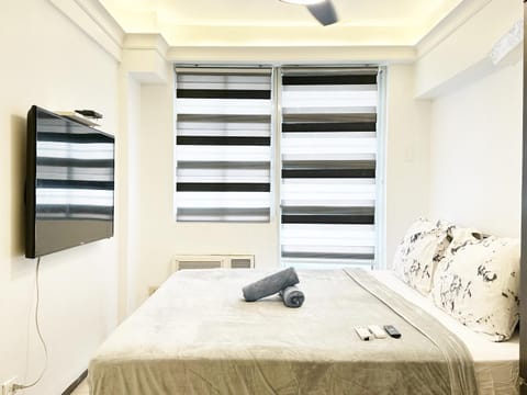 Bed, TV and multimedia, towels