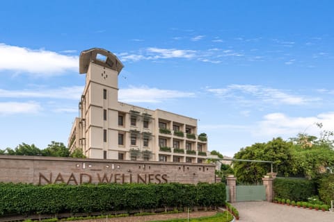 Property building, Facade/entrance, Day, Landmark view