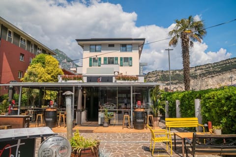Property building, Patio, Restaurant/places to eat, Location