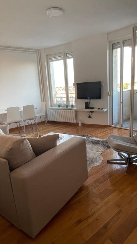 TV and multimedia, Living room, Seating area