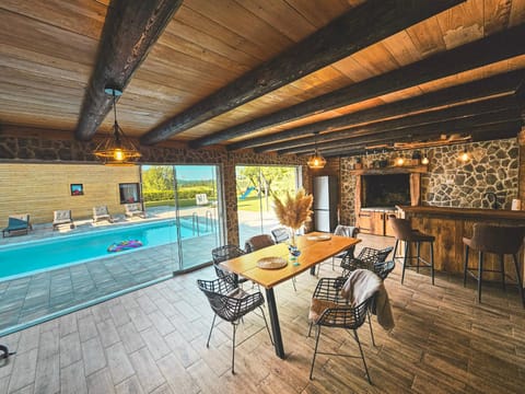 Communal lounge/ TV room, Seating area, Evening entertainment, Pool view, sunbed