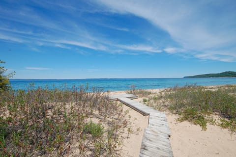 Hal-Sea-On House House in Glen Arbor