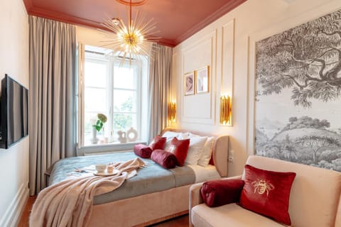 Bed, TV and multimedia, Living room, Photo of the whole room, Seating area, Bedroom