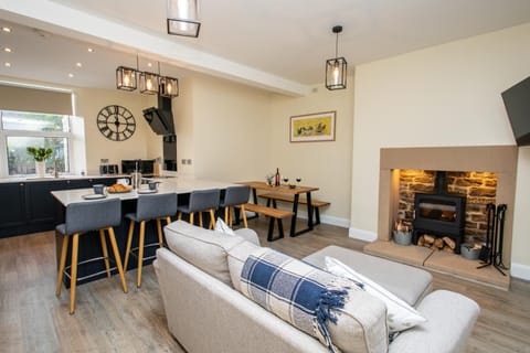 TV and multimedia, Seating area, Dining area, fireplace, internet