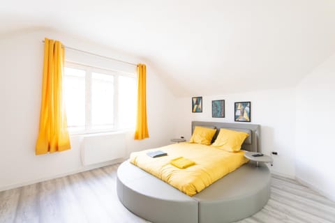 Bed, Living room, Bedroom