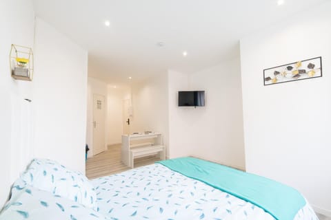 Bed, TV and multimedia, Photo of the whole room, Bedroom