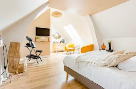 Bed, TV and multimedia, Living room, Photo of the whole room, Bedroom