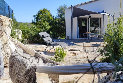 Property building, Patio, Garden, Balcony/Terrace