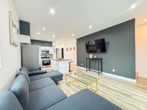 Communal lounge/ TV room, TV and multimedia, Kitchen or kitchenette, Living room, Seating area, Evening entertainment