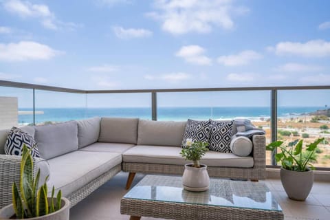 Natural landscape, Balcony/Terrace, Seating area, Sea view