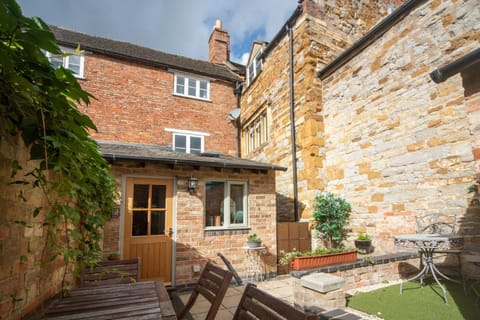Property building, Patio, Facade/entrance, Garden