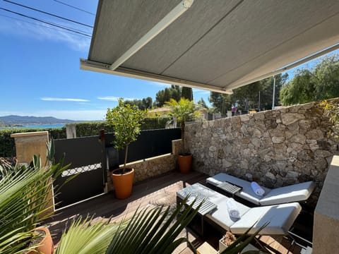 Property building, Patio, Day, Balcony/Terrace, sunbed