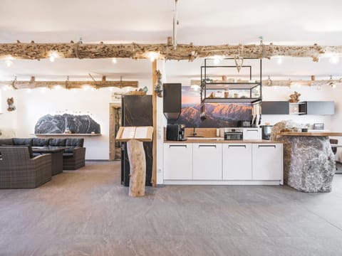 Kitchen or kitchenette, Seating area, Breakfast