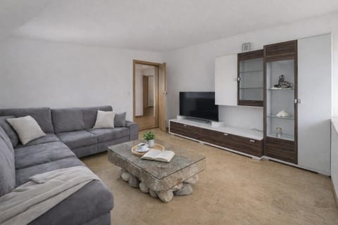 Communal lounge/ TV room, TV and multimedia, Living room, Seating area, Evening entertainment