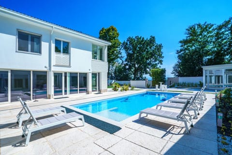 Swimming pool, Swimming pool