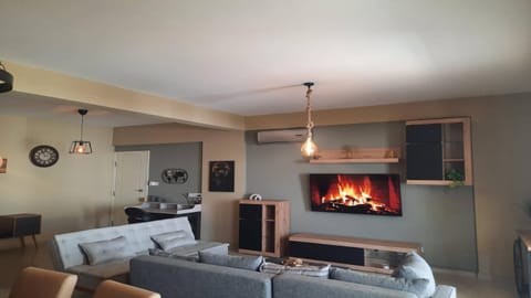 TV and multimedia, Living room, Seating area, Dining area