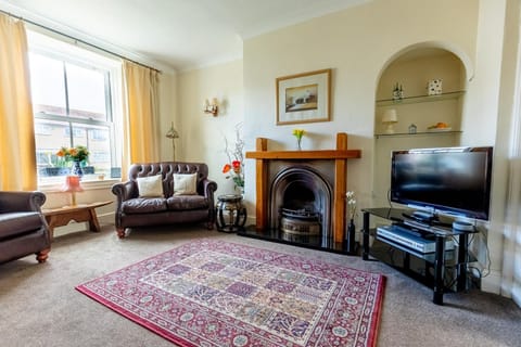 Communal lounge/ TV room, TV and multimedia, Living room, Seating area, Evening entertainment, flat iron