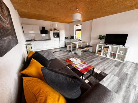 TV and multimedia, Kitchen or kitchenette, Living room, Seating area, Dining area, stove