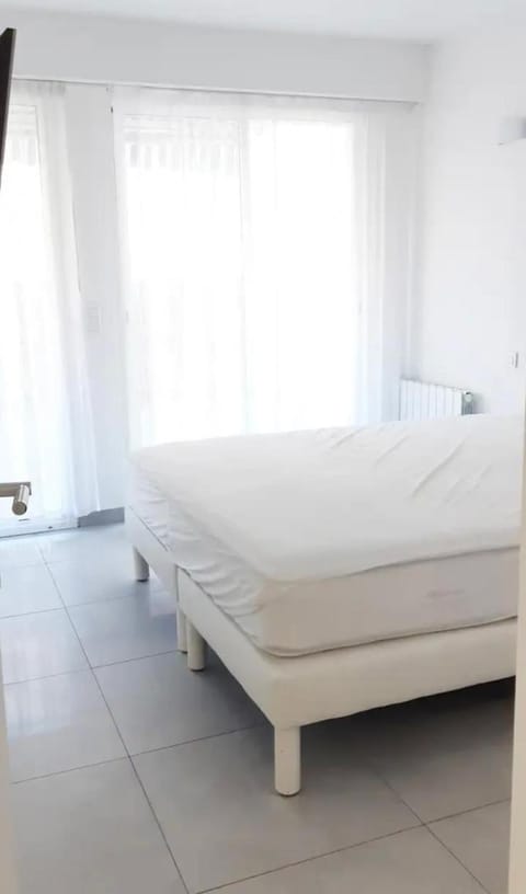 Impeccable 3 pièces avec balcons, la plage à 50m Juan les pins proche Cannes Apartment in Antibes