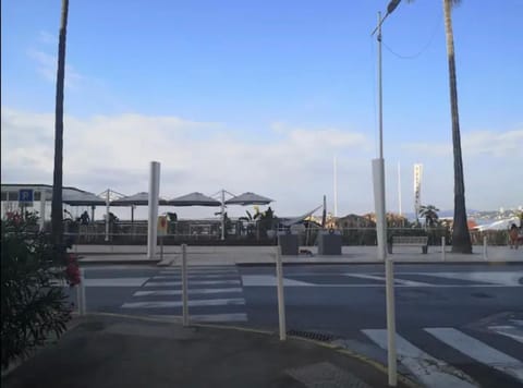 Impeccable 3 pièces avec balcons, la plage à 50m Juan les pins proche Cannes Apartment in Antibes