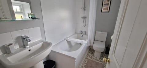 Cheerful 2 bed home with mountain views House in Wales