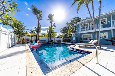 Property building, Kitchen or kitchenette, Pool view, Swimming pool