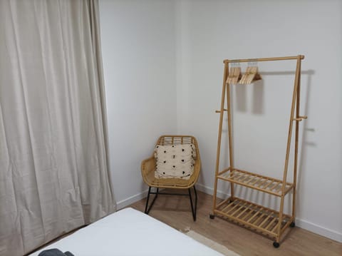 COOL! 5' to metro. 15' to Center/beach by metro. Apartment in Badalona