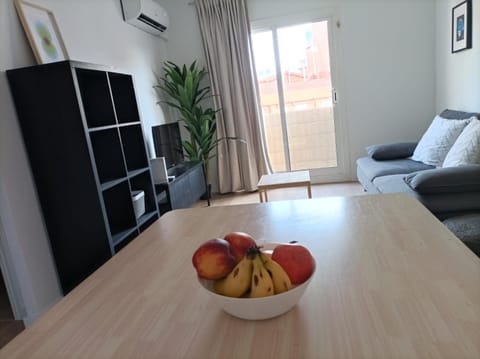 COOL! 5' to metro. 15' to Center/beach by metro. Apartment in Badalona