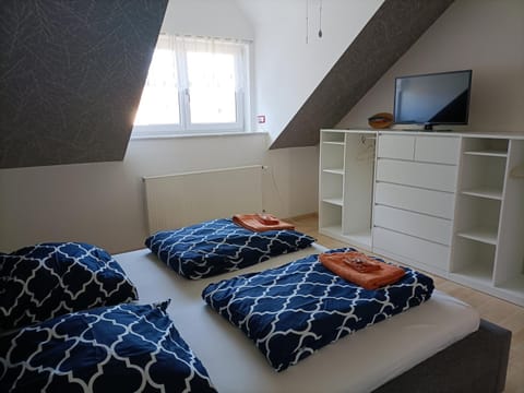 Bed, TV and multimedia, Bedroom