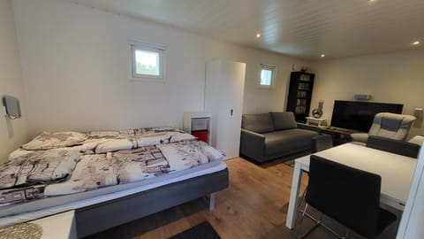 Bed, TV and multimedia, Photo of the whole room, Seating area, Bedroom