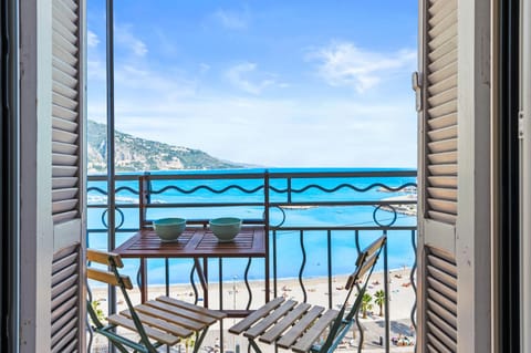 "Rue Longue" Vue Mer, Spacieux, Rénové Apartment in Menton