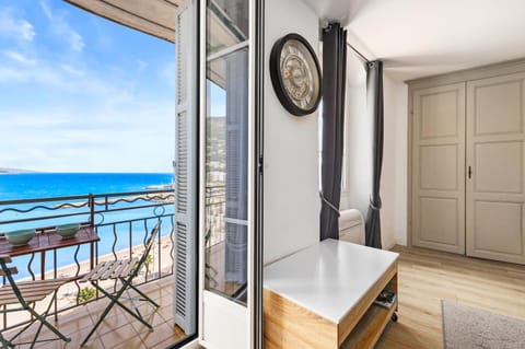 "Rue Longue" Vue Mer, Spacieux, Rénové Apartment in Menton