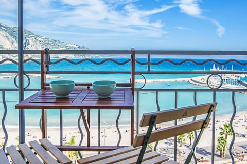 "Rue Longue" Vue Mer, Spacieux, Rénové Apartment in Menton
