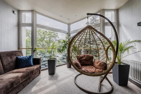 Day, Seating area