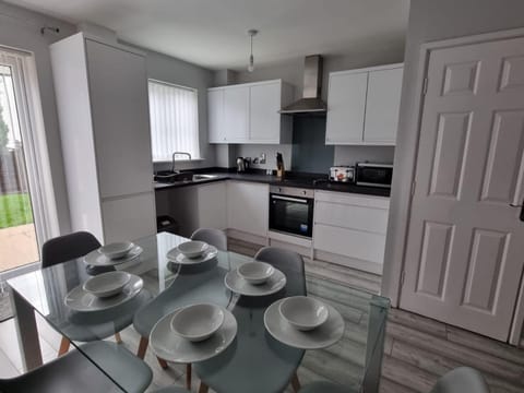 Coffee/tea facilities, Kitchen or kitchenette, Dining area, minibar, pet friendly, stove, toaster