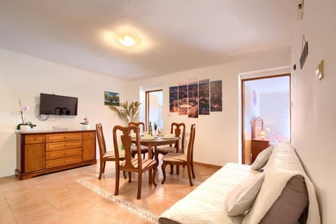 Communal lounge/ TV room, TV and multimedia, Living room, Seating area, Dining area