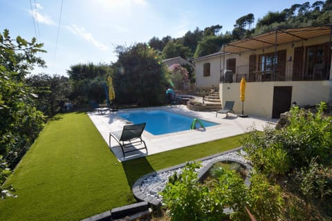 Garden view, Pool view, Swimming pool, sunbed