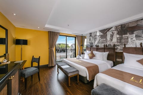 Toilet, Patio, Bed, TV and multimedia, View (from property/room), Balcony/Terrace, Photo of the whole room, Seating area, Landmark view, Quiet street view, towels