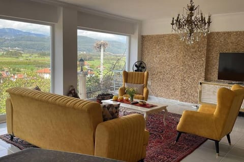 Communal lounge/ TV room, Natural landscape, TV and multimedia, Living room, Food and drinks, Seating area, Dining area, Evening entertainment, Food, Mountain view