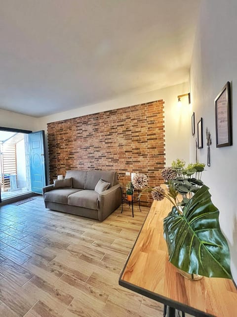 Living room, Seating area, Dining area, Lunch