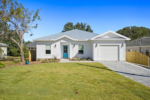 Property building, Facade/entrance, People, People, People, Neighbourhood, Natural landscape, Guests, Guests, Guests, children, children, children, young children, young children, young children, older children, older children, older children, group of guests, group of guests, group of guests, Family, Family, Family, Parking