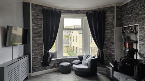 Communal lounge/ TV room, TV and multimedia, Living room, Seating area, Evening entertainment, internet