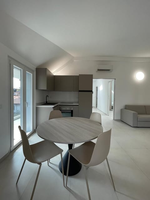 Kitchen or kitchenette, Living room, Seating area, Dining area, Quiet street view, pet friendly, stove