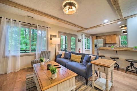 Charming Maggie Valley Getaway with Fire Pit! House in Maggie Valley