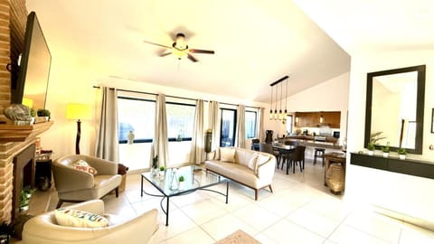 TV and multimedia, Living room, Seating area, Dining area, fireplace