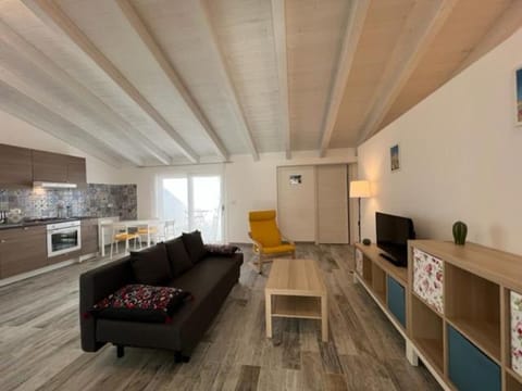 TV and multimedia, Kitchen or kitchenette, Living room, Seating area, Dining area, pet friendly, stove