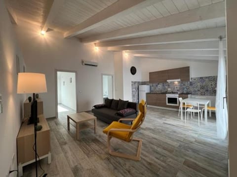 TV and multimedia, Kitchen or kitchenette, Living room, Dining area, air conditioner